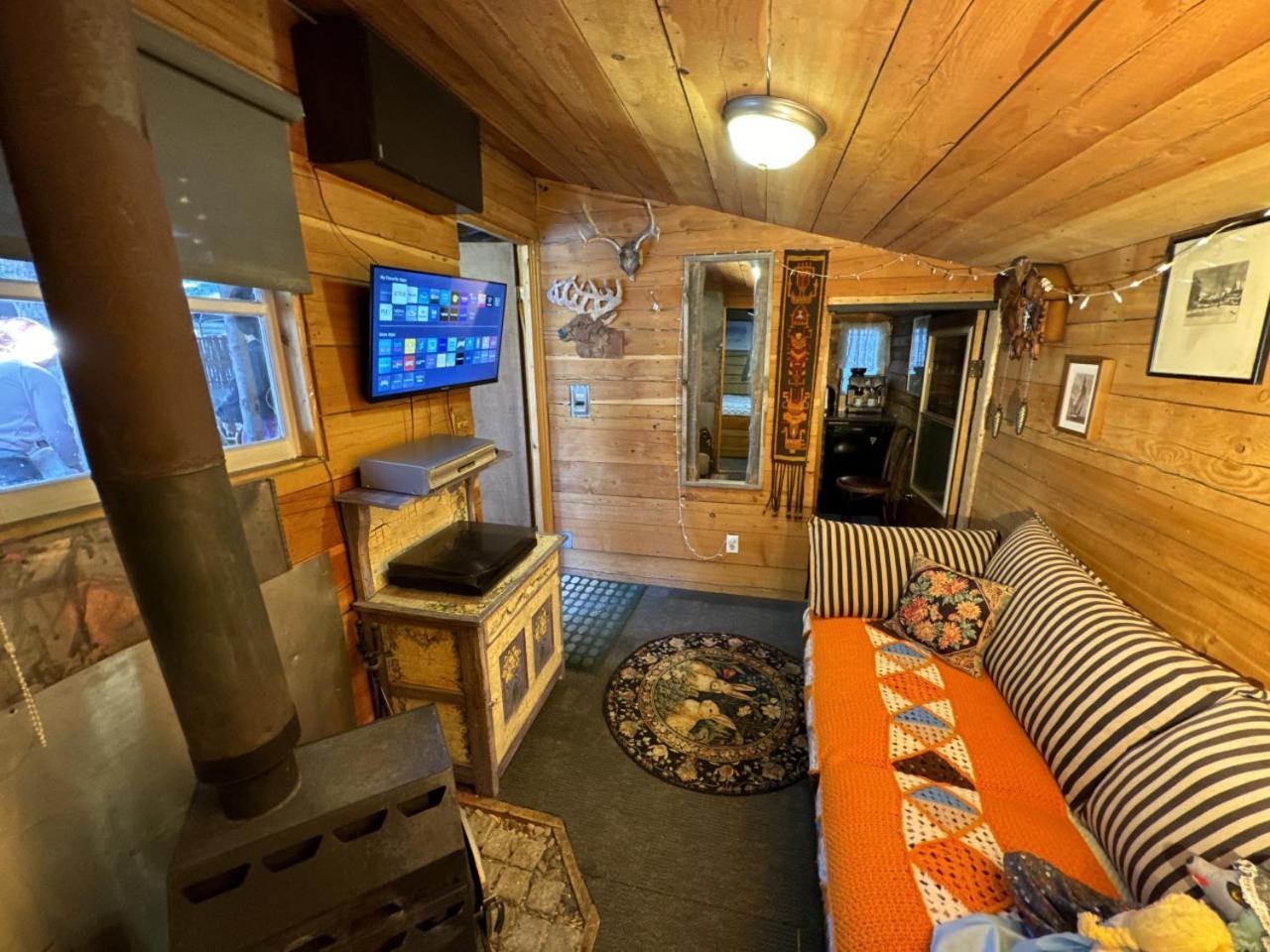 Rustic Cozy Cabin With Hot Tub Bragg Creek Zewnętrze zdjęcie