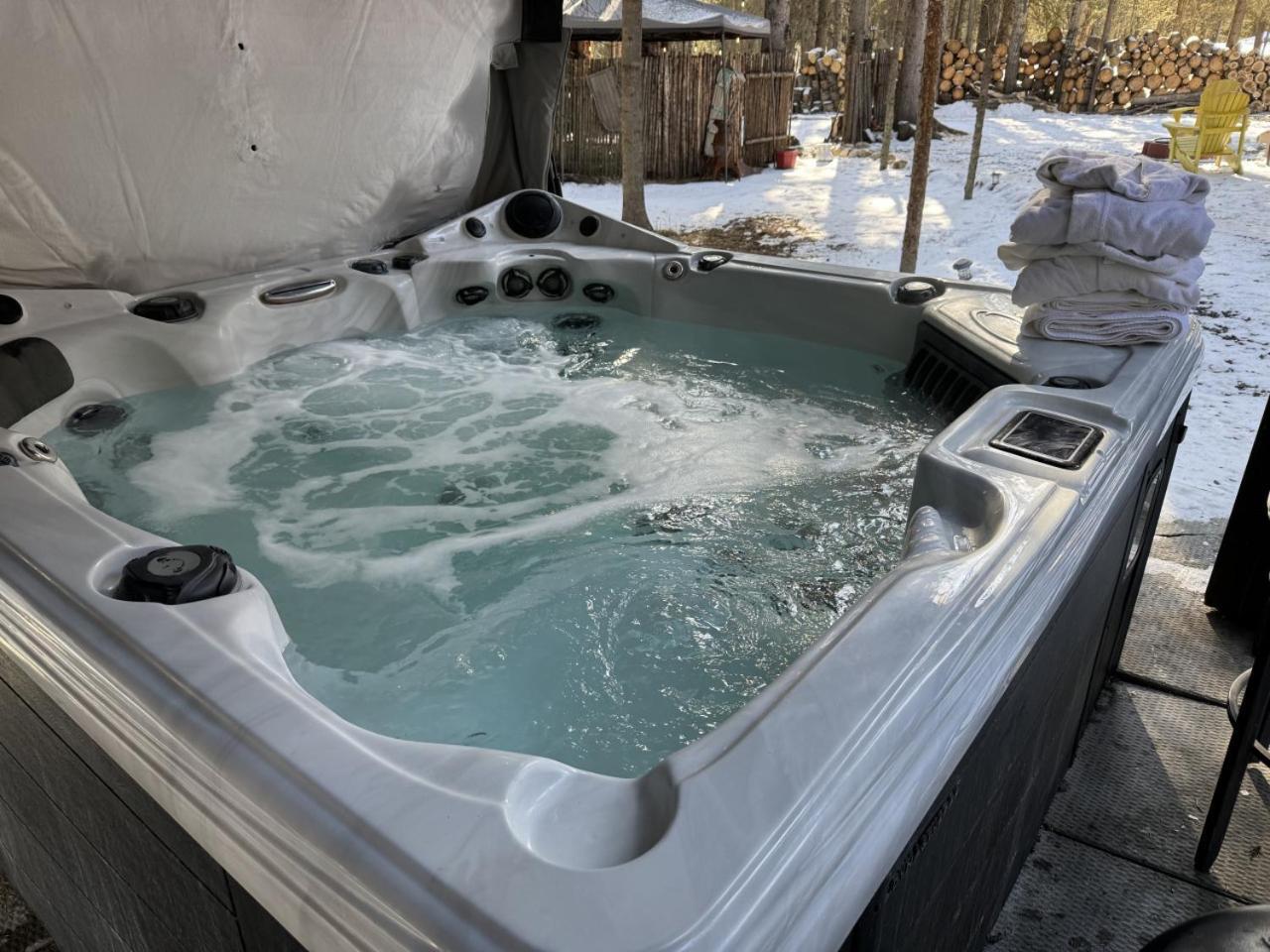 Rustic Cozy Cabin With Hot Tub Bragg Creek Zewnętrze zdjęcie