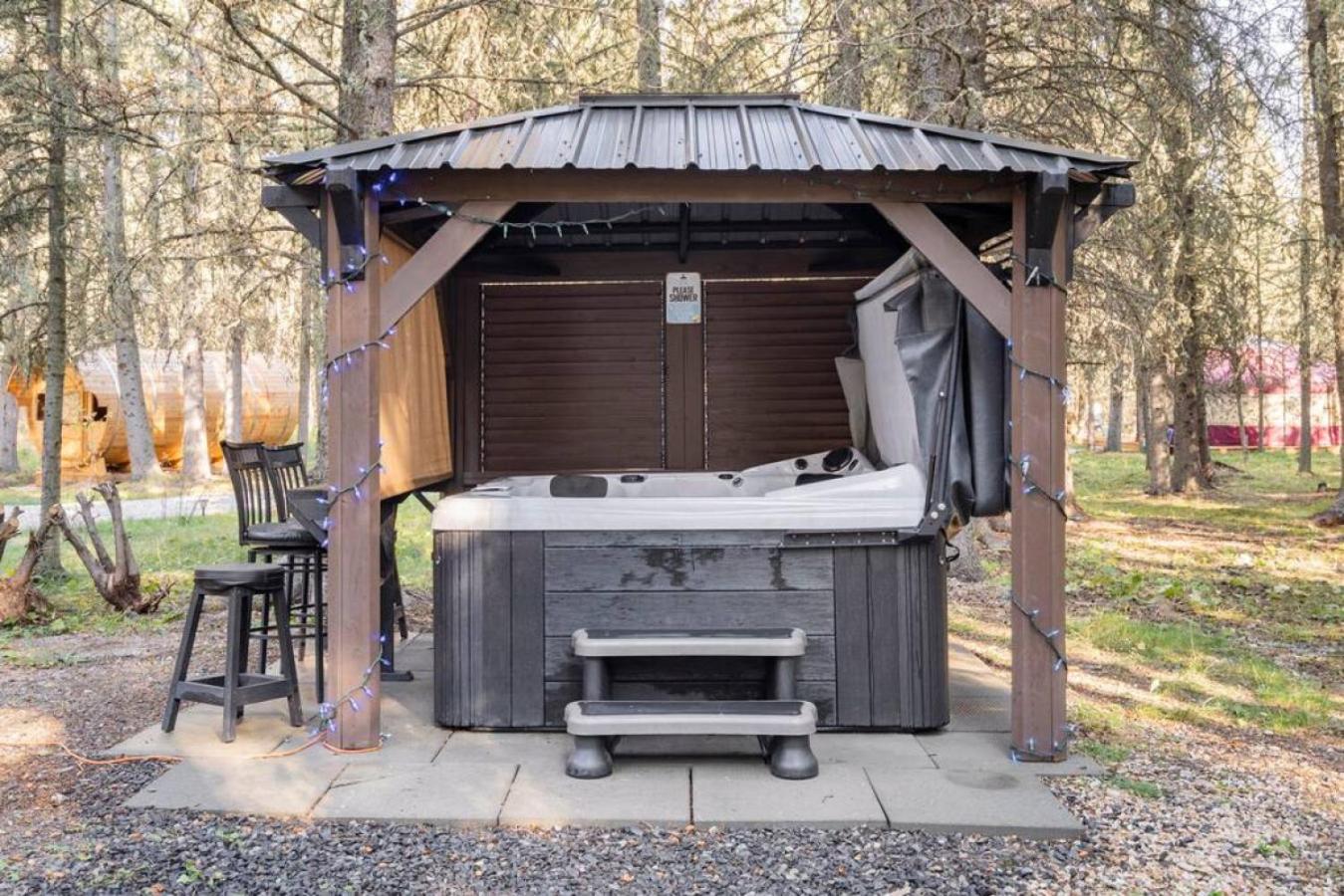 Rustic Cozy Cabin With Hot Tub Bragg Creek Zewnętrze zdjęcie