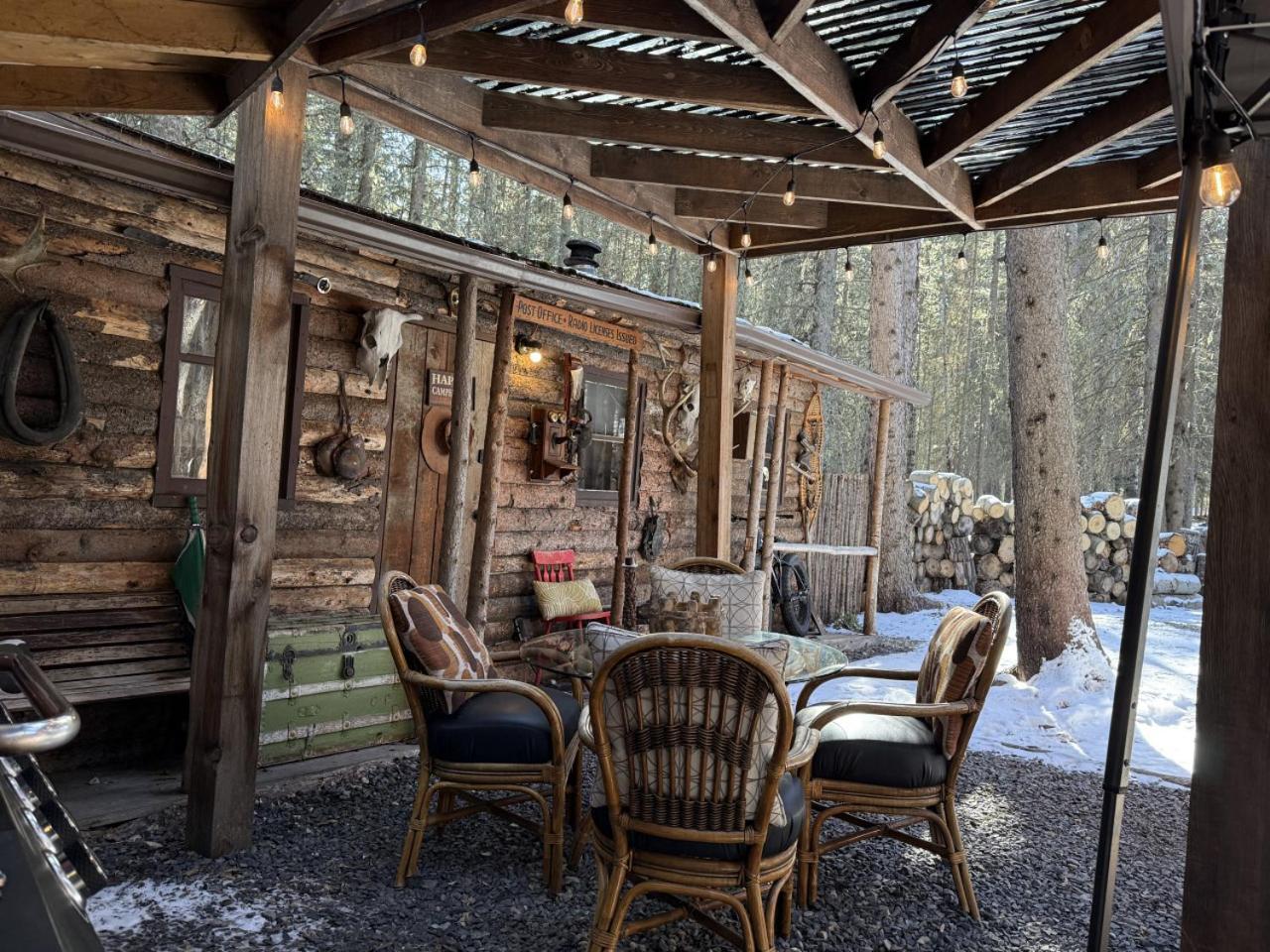 Rustic Cozy Cabin With Hot Tub Bragg Creek Zewnętrze zdjęcie